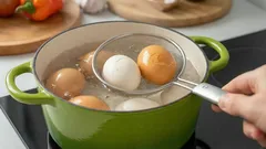 Le uova non scoppiano più durante la cottura: il trucco della nonna che funziona davvero