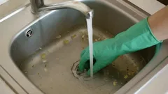 Basta una compressa e acqua calda: l’ostruzione sparisce da sola, un semplice trucco della nonna